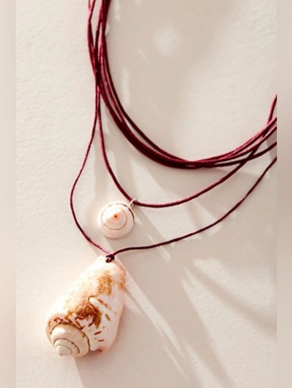 ⭐🪷NWT Free People Carolina Shell Layered Necklace, Red🌙
